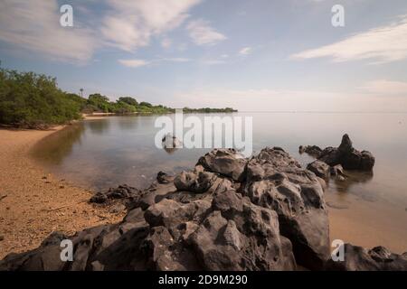 Bama Beach ist eines der touristischen Ziele in Baluran Nationalpark, Situbondo, Ost-Java, Indonesien. Stockfoto