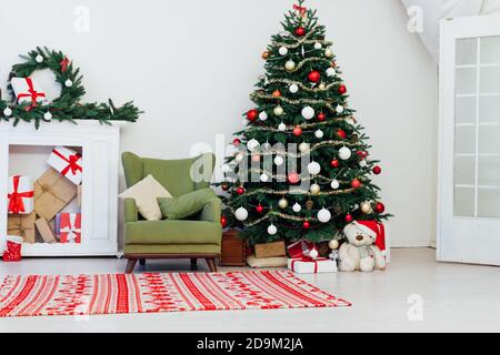 Weihnachtsbaum mit Kamin präsentiert Inneneinrichtung Haus neues Jahr Stockfoto