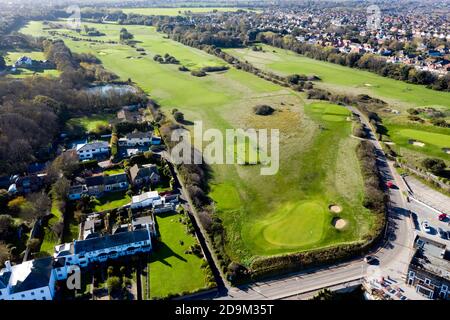 Luftaufnahme des North Foreland Golf Course (Center) und Cliftonville im Hintergrund. Stockfoto