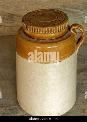 02 Nov 2019 Vintage Dusty traditionelle Keramik Schraubglas in Dachboden des alten Hauses Badoli in der Nähe von Idar Sabarkantha Gujarat Indien Stockfoto