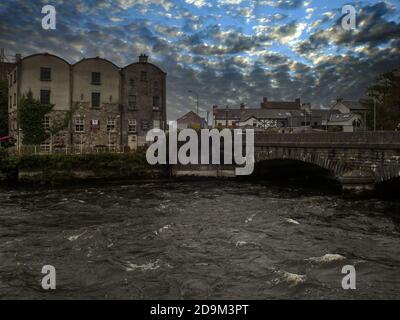 Wolfe Tone Bridge über den Corrib River in der Stadt Galway, Irland. Stockfoto