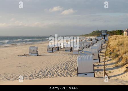 Strandliegen am Strand von Bansin im Morgenlicht, Badeort Bansin, Usedom, Ostsee, Mecklenburg-Vorpommern, Deutschland Stockfoto