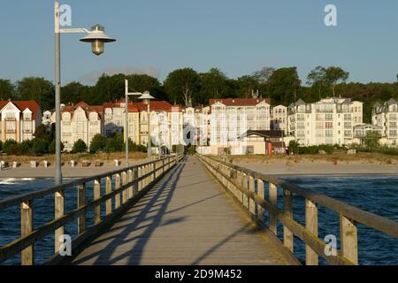 Blick vom Pier auf Häuser und Villen an der Strandpromenade von Bansin im Morgenlicht, Badeort Bansin, Usedom, Ostsee, Mecklenburg-Vorpommern, Deutschland Stockfoto