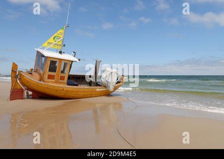 Angelkutter am Strand von Ahlbeck, Ostseebad Ahlbeck, Usedom, Ostsee, Mecklenburg-Vorpommern, Deutschland Stockfoto