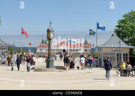 Jugendstiluhr von 1911 auf dem Platz vor der Seebrücke, Ostseebad Ahlbeck, Usedom, Ostsee, Mecklenburg-Vorpommern, Deutschland Stockfoto