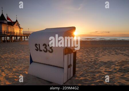 Strandliegen und Steg am Strand von Ahlbeck bei Sonnenaufgang, Ostseebad Ahlbeck, Usedom, Ostsee, Mecklenburg-Vorpommern, Deutschland Stockfoto