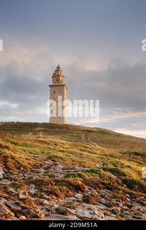 Blick auf den Turm des Herkules antiken römischen Leuchtturm bei Sonnenuntergang. Galicien, Spanien. Speicherplatz kopieren Stockfoto