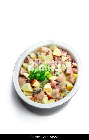 Heringsalat mit Apfel und Kartoffel auf weiß isoliert Stockfoto