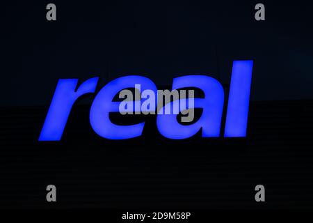 KÖLN, DEUTSCHLAND - 01. Nov 2020: Ein blaues echtes Lichtschild aus dem Supermarkt in Deutschland. Stockfoto