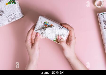 Schritt 6. Das Geschenk ist fertig, ein schönes Kraftpapier beige mit Inschriften in russischer Sprache Stockfoto