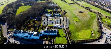 Luftaufnahme des Holland House (links) und des North Foreland Golf Course (rechts), Kingsgate, Kent, Stockfoto