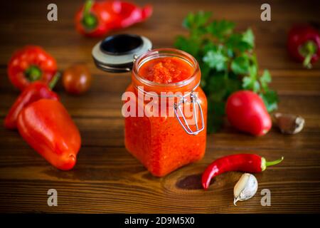 Frische natürliche hausgemachte Sauce aus Paprika, Tomaten und anderem Gemüse Stockfoto