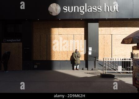 Ein blinder Mann bittet um Geld vor dem Eingang der U-Bahn. Stockfoto