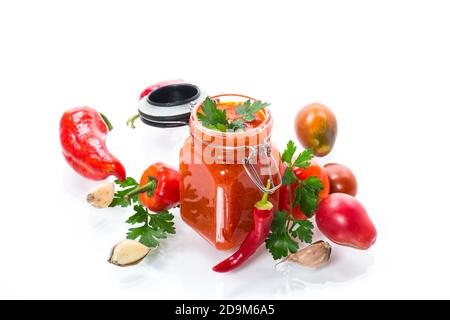 Frische natürliche hausgemachte Sauce aus Paprika, Tomaten und anderem Gemüse Stockfoto