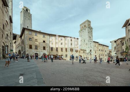 SAN GIMIGNANO, ITALIEN - september 20 2020: Stadtbild mit Menschen auf dem zentralen Zisterna Platz mit berühmten Türmen um, in hellem Licht geschossen o Stockfoto