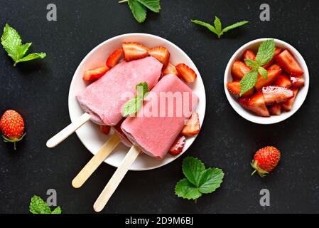 Erdbeer-Eis-Eis-Eis-Eis auf weißem Teller. Leckeres Sommerdessert. Draufsicht, flach liegend Stockfoto