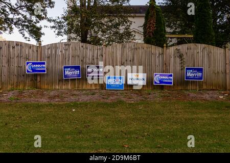 LAWRENCEVILLE, VEREINIGTE STAATEN - 03. Nov 2020: Lawrenceville, Georgia / Vereinigte Staaten - 3. November 2020: Demokratische Wahlkampfzeichen entlang der Seite der Stockfoto