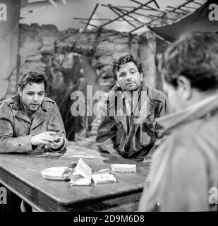 Sal Mineo und Peter Falk treten im Stück A Sound of Hunting in der amerikanischen TV-Drama-Anthologie-Serie The Dupont Show of the Week auf, die am 20. Mai 1962 von NBC ausgestrahlt wurde. Es ist ein Drama des Zweiten Weltkriegs in Monte Cassino, Italien. Stockfoto