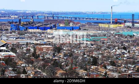 Eine Luftaufnahme von Hamilton Hafen und Burlington Skyway Stockfoto