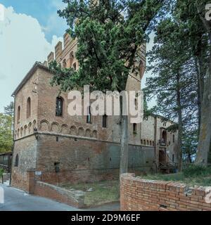 Eingangsgebäude in der historischen Abtei, aufgenommen in hellem Licht am Monte Oliveto Maggiore, Siena, Toskana, Italien Stockfoto