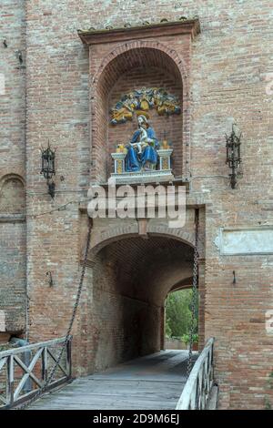 Zugbrücke des Eingangsgebäudes in der historischen Abtei, aufgenommen in hellem Licht am Monte Oliveto Maggiore, Siena, Toskana, Italien Stockfoto