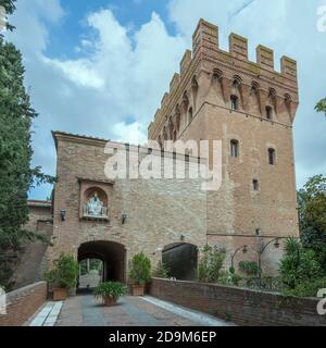 Innenseite des Eingangsgebäudes der historischen Abtei, in hellem Licht am Monte Oliveto Maggiore, Siena, Toskana, Italien Stockfoto