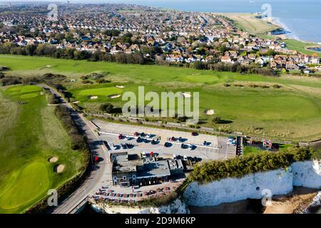 Luftaufnahme des Captain Digby Public House (Vordergrund), North Foreland Golf Course (Center) und Cliftonville im Hintergrund. Stockfoto