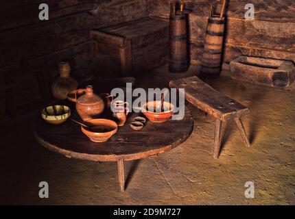 Siebenbürgisches traditionelles altes Innenhaus auf dem Land mit Lehm Boden und Tisch mit Tontöpfen Stockfoto