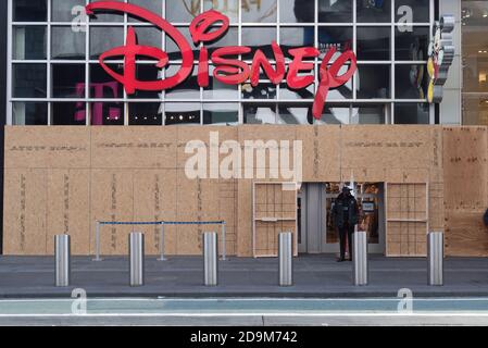 Sicherheitsmann steht vor dem Disney-Laden am Times Square. Stockfoto