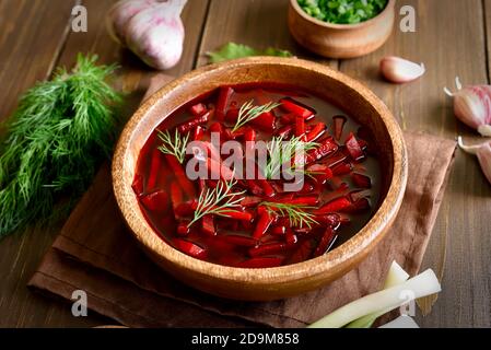Traditionelle ukrainische russische Suppe (Borscht). Rote-Bete-Suppe in einer Schüssel Stockfoto