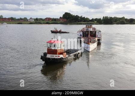 Lauenburg, Schleswig-Holstein - August 27 2020: Dampfschiff Kaiser Wilhelm in Reparaturdock geschleppt Stockfoto