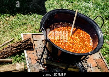 Traditionelle ungarische Gulaschsuppe im Kessel Stockfoto