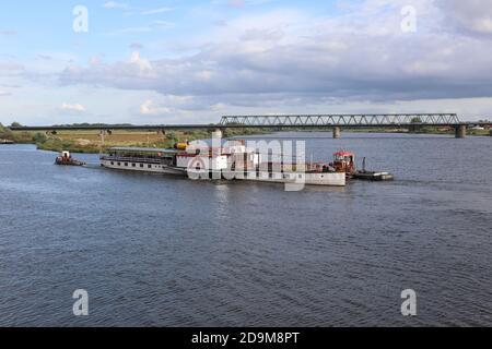 Lauenburg, Schleswig-Holstein - August 27 2020: Dampfschiff Kaiser Wilhelm in Reparaturdock geschleppt Stockfoto