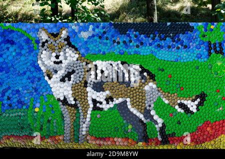 Mosaik mit Wolf oder Canis Lupus Figur aus Plastikmüll-Kappen, Sofia, Bulgarien Stockfoto