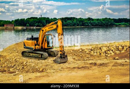 Stadt Ruse, Bulgarien - 18. September 2017, Die moderne Bagger führt Erdarbeiten auf der Baustelle in Ruse, Bulgarien. Stockfoto