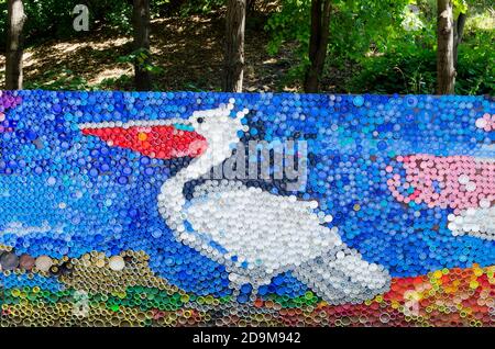 Mosaik mit einem dalmatinischen Pelikan oder pelecanus crispus Figur aus Plastikmüll Kappen, Sofia, Bulgarien Stockfoto