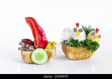 Lustige Sandwiches für Kinder in Form eines Schiffes Und ein Nest mit Hühnern Stockfoto