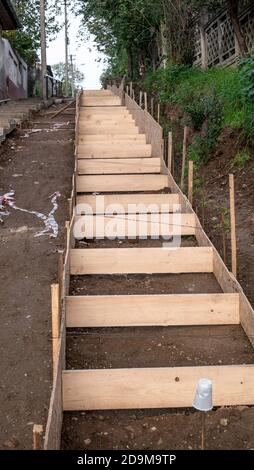 Betontreppe im Bau im Keller für Betongießgerüst Stockfoto