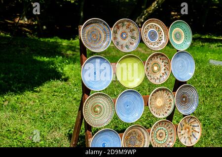 Keramikplatten auf dem Träger Stockfoto