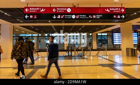 Schönefeld, Deutschland - 1. November 2020 - Fluggäste am neu eröffneten Flughafen Berlin Brandenburg (Flughafen Willy Brandt) bei Berlin Stockfoto