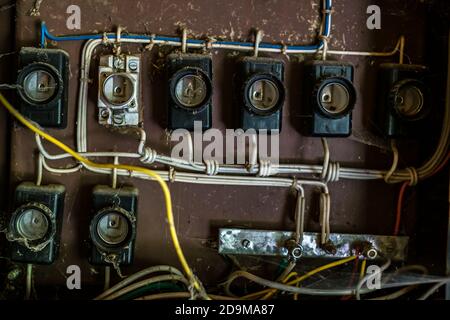 Alte keramische Sicherungstafel in einem verlassenen Gebäude Stockfoto