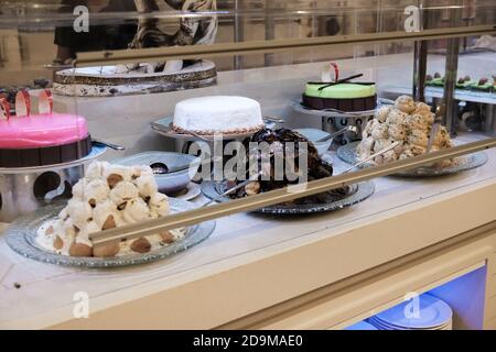 Belek, Türkei - Oktober 2020: Kuchenauswahl in einem All-Inclusive-Hotel in Antalya. Kostenlose Süßigkeiten im Tourpreis inbegriffen. Auswahl an Kuchen und Torten Stockfoto