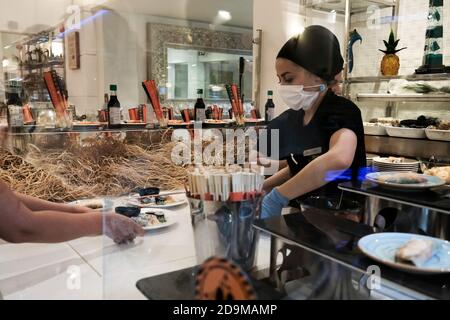 Belek, Türkei - Oktober 2020: Das Hotelpersonal serviert japanische Küche in einem All-Inclusive-Resort in Antalya. Sushi zum Mittagessen für Touristen im Luxusurlaub Stockfoto