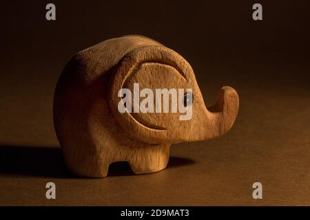 Portrait aus Holz machte einen niedlichen Elefanten. Hergestellt in Thailand Stockfoto