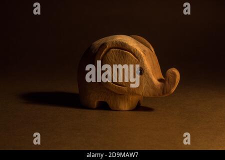 Portrait aus Holz machte einen niedlichen Elefanten. Hergestellt in Thailand Stockfoto