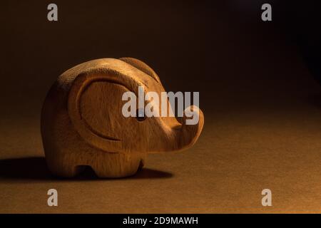 Portrait aus Holz machte einen niedlichen Elefanten. Hergestellt in Thailand Stockfoto