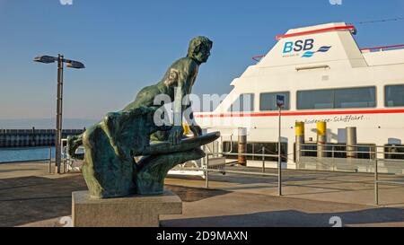 Wellenreiter von Waldemar Grzimek im Hafen von Friedrichshafen am Bodensee, Baden-Württemberg, Deutschland Stockfoto