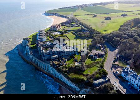 Luftaufnahme von Kingsgate Castle, mit Joss Bay dahinter, Broadstairs, Thanet, Kent Stockfoto