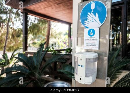 Belek, Türkei - Oktober 2020: Desinfektionsgerät in einem Hotel. Sicherheitsmaßnahmen und Warnhinweise im All-Inclusive-Hotel, um die Ausbreitung des Coronavirus zu verhindern. Reinigung. Stockfoto