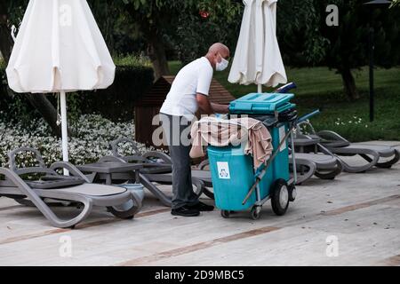 Belek, Türkei - Oktober 2020: Das Hotelpersonal trägt Gesichtsmasken in einem All-Inclusive-Hotel. Sicherheitsmaßnahmen in einem 5-Sterne-All-Inclusive-Resort in Antalya Stockfoto